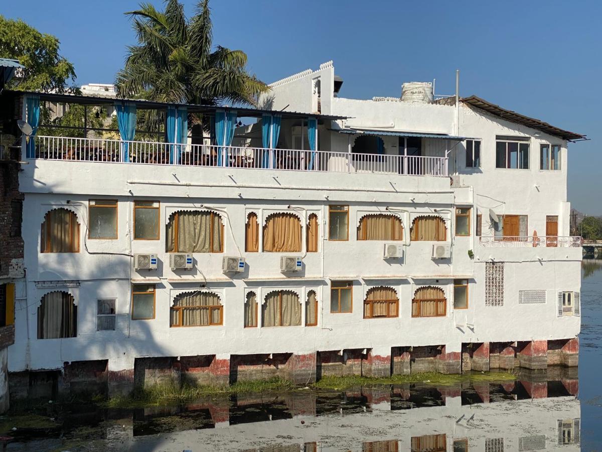 Natural Lake View Hotel Ουνταϊπούρ Εξωτερικό φωτογραφία