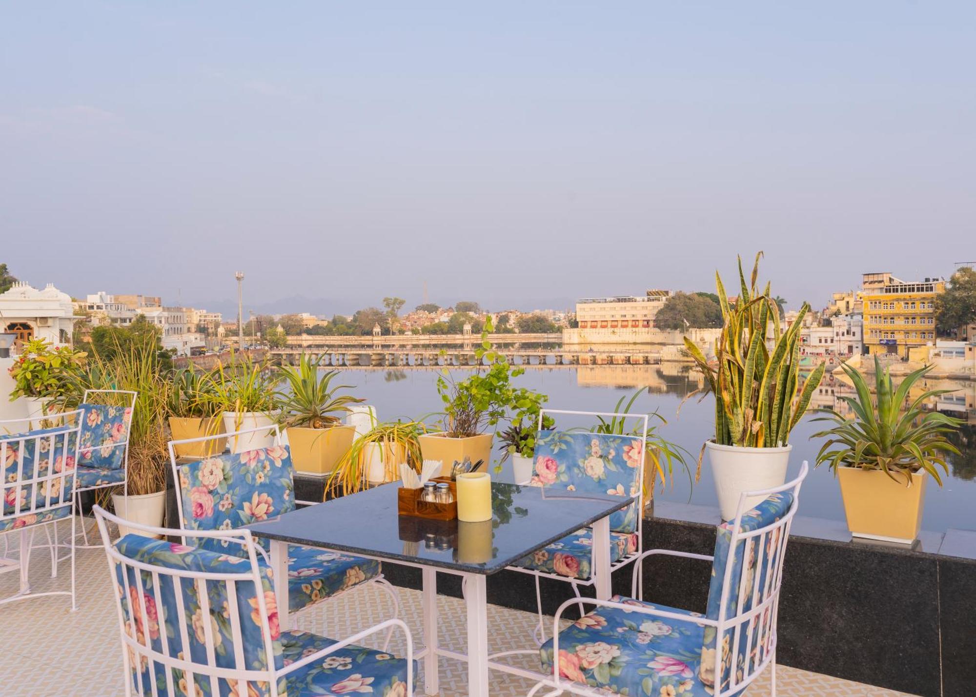 Natural Lake View Hotel Ουνταϊπούρ Εξωτερικό φωτογραφία