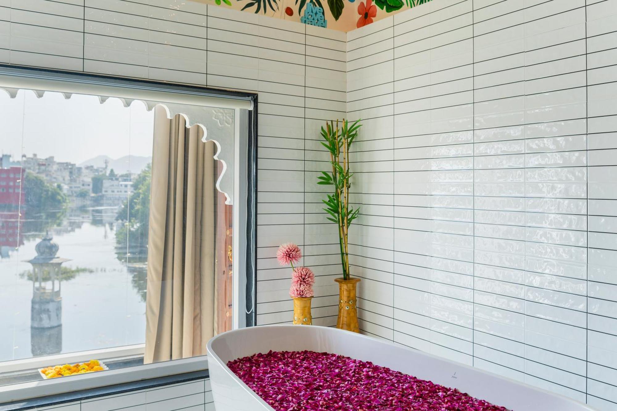 Natural Lake View Hotel Ουνταϊπούρ Εξωτερικό φωτογραφία